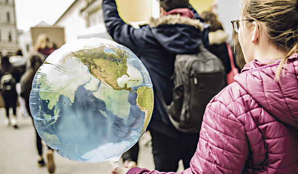 Jugendliche setzen sich für Umwelt- und Klimaschutz ein. Nicht nur auf der Straße, sondern auch in den Schulen.  