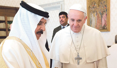 König Hamad bin Isa Al Chalifa von Bahrain und Papst Franziskus 2014 im Vatikan.   