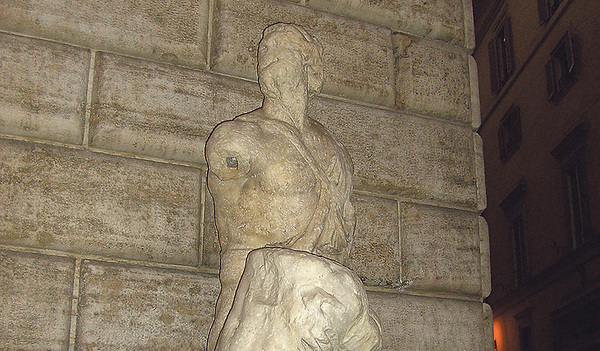 Der Pasquino steht auf der Piazza Pantaleo, die südwestlich der wesentlich bekannteren Piazza Navona liegt.  