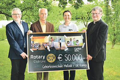 Erhard Kargel (2. von links), Präsident des Rotary Clubs Linz. Bischof Manfred Scheuer (rechts) und „Caritas OÖ“-Direktor Franz Kehrer  (links) 