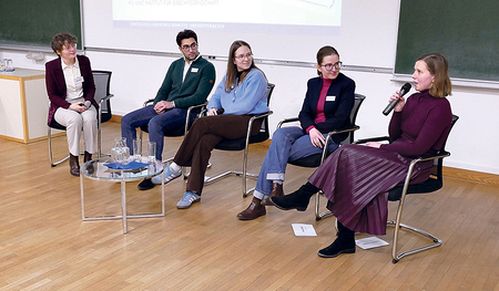 Podiumsdiskussion (v. li.) mit Maria Brader (Moderatorin), Benjamin Boruchov (Likrat), Jessica ­Winkelbauer (Likrat), Anna Davogg (Dialog:Abraham) und Elisabeth Wanek (Dialog:Abraham). 