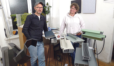 Roman Pfeffer und Kuratorin Daniela Wageneder-Stelzhammer im Atelier. 