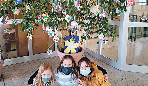 Drei Vöcklamarkter Volksschülerinnen beim Friedensbaum. 