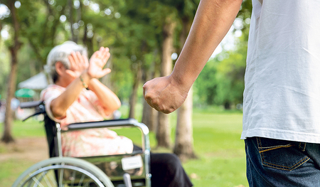 Gewalt im Alter hat viele Facetten: körperliche Übergriffe, Vernachlässigung, psychischer Druck oder finanzielle Abhängigkeiten. 