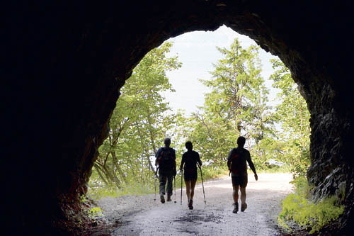 Wanderer in einem Tunnel [ (c) www.BilderBox.com, Erwin Wodicka, Siedlerzeile 3, A-4062 Thening, Tel. + 43 676 5103678.Verwendung nur gegen HONORAR, BELEG,URHEBERVERMERK und den AGBs auf bilderbox.com](in an im auf aus als and beim mit einer einem ei