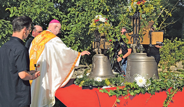 Propst Johannes Holzinger weiht die Glocken, die nun das Geläute ergänzen.