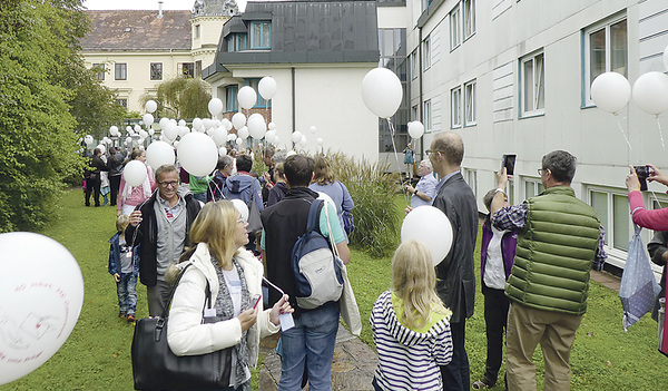 Luftballons erinnerten an das Motto „Weil uns die Liebe trägt“.   