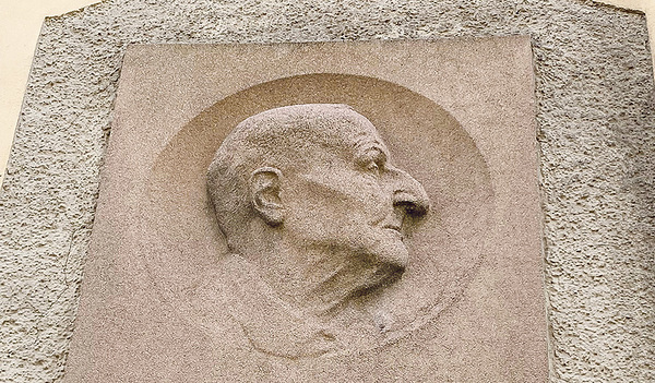 Viele Spuren von Bruckner: hier Gedenktafel bei der Stadtpfarrkirche Linz