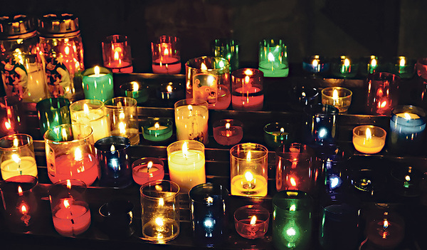 Kerzen sorgen für eine besondere Stimmung in der Kirche. 