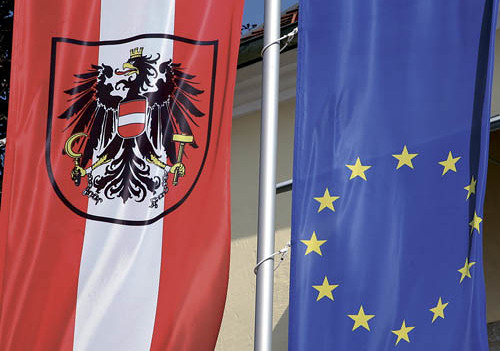 Fahne EU und ?sterreich [ (c) www.BilderBox.com, Erwin Wodicka, Siedlerzeile 3, A-4062 Thening, Tel. + 43 676 5103678.Verwendung nur gegen HONORAR, BELEG, URHEBERVERMERK nach AGBs auf bilderbox.com]