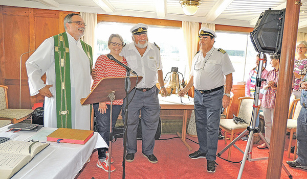 Pater Eugen Szabo OSFS (li.),Pfarrassistentin Ursula Jahn-Howorka (mi.), Kapitäne (re.)