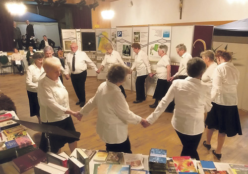 Die Seniorentanzgruppe war eine der Gruppen, die die Eröffnung der Bibelausstellung mitgestalteten.    