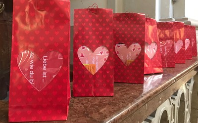 Wer am Valentinstag in die Linzer Ursulinenkriche kommt, kann sich Liebeslieder wünschen und ein kleines Geschenk zur Stärkung der Beziehung mit nach Hause nehmen. 
