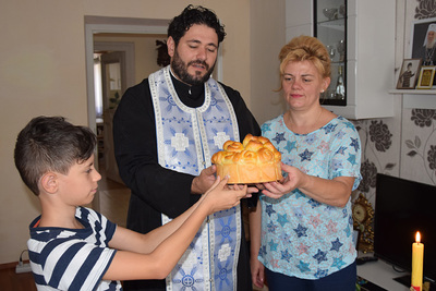 Er feiert mit seiner Familie das Fest der Schutzpatronin ihrer Wohnung.