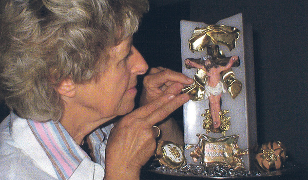 Heidelinde Staudinger mit handmodelliertem Kreuz    