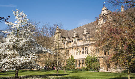 Das Trinity College in Oxford wurde 1555 zur Ausbildung katholischer Priester gegründet. In späteren Jahrhunderten diente es der anglikanischen Elite. Heute leben dort 400 weibliche und männliche Studierende der Universität Oxford.       