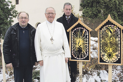 Diakon Franz Landerl (von links), Abt Martin Felhofer vom Stift Schlägl und Bürgermeister Helmut Templ mit den ersten beiden Meditationstafeln, die durch den Advent begleiten.   Markowetz