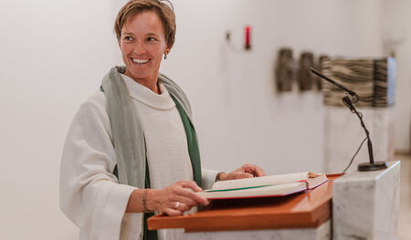 Margot Brucker, Krankenhaus-Seelsorgerin im Klinikum Grieskirchen, feiert den Gottesdienst.