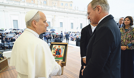 Begegnung auf dem Petersplatz.      