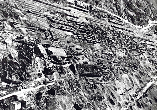 Flugaufnahme des zerbombten Bahnhofs von Attnang-Puchheim  