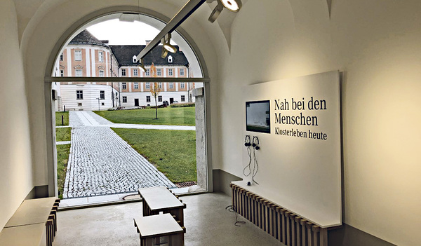 Nah bei den Menschen will das Stift Wilhering sein und ist offen für Begegnungen – auch in den neuen Ausstellungsräumen des Stifts.   