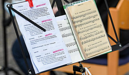 „Musik, Impulse aus Liedern, gemeinsames Singen und Beten, spielen im Gottesdienst ebenso eine wichtige Rolle wie eine ‚gute Predigt‘, die bestärkt und den Blick auf das Wesentliche beschränkt.“ 