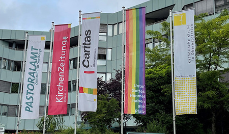 Pride-Monat Juni: Die Regenbogenfahne vorm Linzer Diözesanhaus feiert die Vielfalt queerer Beziehungen.   