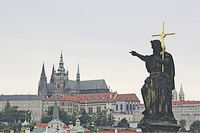 Ein Symbol für die Kirche insgesamt: der Veitsdom in Prag auf dem Hradschin