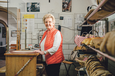 Franz Grabmers Ehefrau Frieda verkauft die Köstlichkeiten in der Backstube.