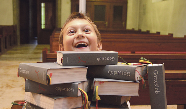 Freude in der Kirche. Der Spaß am Ministrieren kommt durch die Fotoserie mit den Pinsdorfer Ministrant/innen zum Ausdruck.   