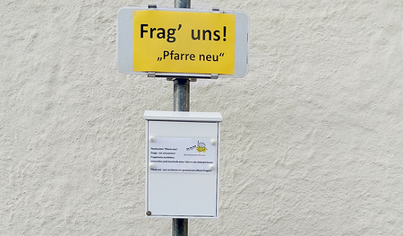 Der ansprechend und unübersehbar gestaltete Fragekasten zur „Pfarre neu“.    