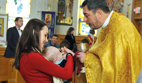 Die katholischen Ostkirchen legen Wert auf Kommunion unter beiden Gestalten. Die eucharistischen Gaben sollen als wirksame Nahrung auch Säuglingen gespendet werden. 