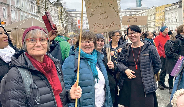 Anna Wall-Strasser (li.) bei der Demo „8. März“ mit KABOÖ und Treffpunkt Pflegepersonal  