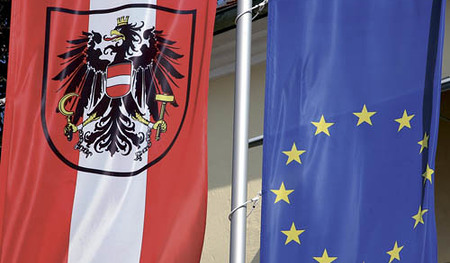 Fahne EU und ?sterreich [ (c) www.BilderBox.com, Erwin Wodicka, Siedlerzeile 3, A-4062 Thening, Tel. + 43 676 5103678.Verwendung nur gegen HONORAR, BELEG, URHEBERVERMERK nach AGBs auf bilderbox.com]