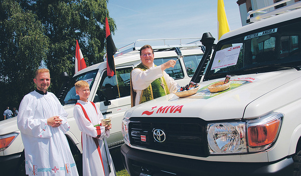 Abt Maximilian Neulinger zelebriert die Fahrzeugsegnung