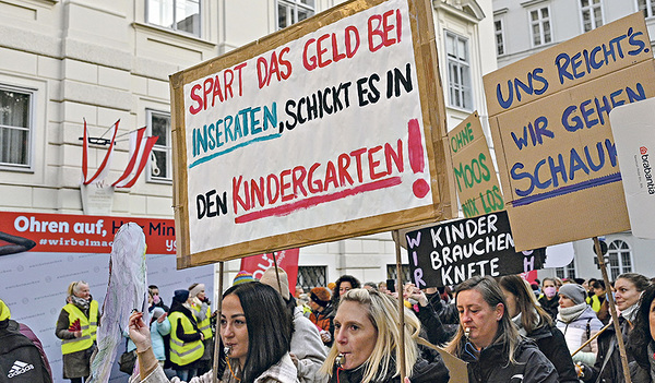 Dem Kindergartenpersonal reicht es. Es fordert mehr Personal und Geld (Demo in Wien).   