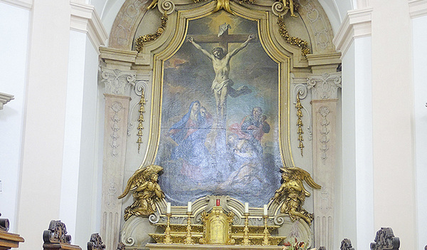 Altarraumgestaltung von Josef Bauer mit der 2015 geschaffenen Wortskulptur 'UND' in der Linzer Priesterseminar-Kirche. Seit Juni 2020 sind seine Arbeiten im Kunstmuseum Lentos zu sehen.
