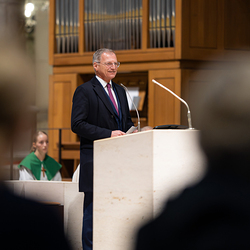 Landeshauptmann Thomas Stelzer bedankt sich bei der Kirchenzeitung 