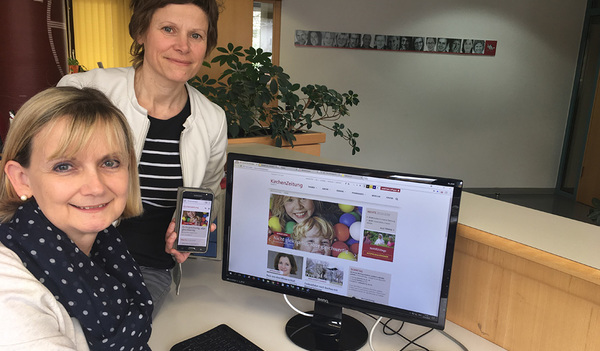 Birgit Kubik, Projektleitung Web und Brigitta Hasch, Online-Redaktion freuen sich über den gelungenen Neuauftritt der KirchenZeitung im Internet.