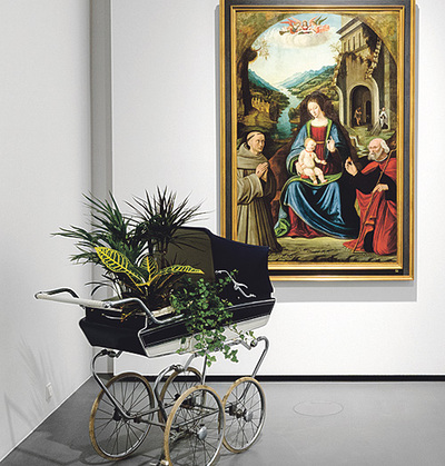 Der bepflanzte Retro-Kinderwagen von Mark Dion vor einem Renaissance-Bild.