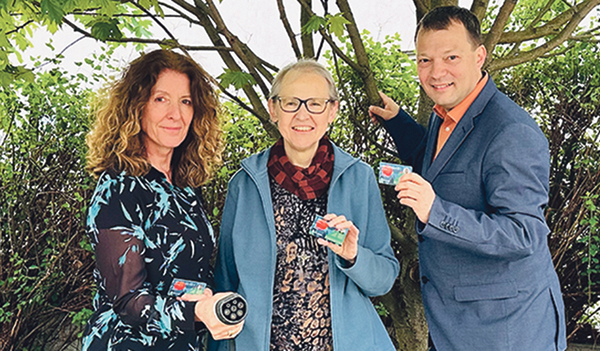 Die evangelische Kirchenrätin Andrea Sölkner (links), Sr. Anneliese Herzig und Markus Gerhartinger werben für den Umweltpreis.  