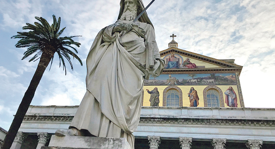 Schweigend wacht Paulus vor seiner Grabeskirche San Paolo fuori le mura (St. Paul vor den Mauern). 