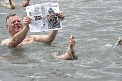 Baden im Toten Meer. Auch der Spaß darf beim Pilgern nicht zu kurz kommen.  