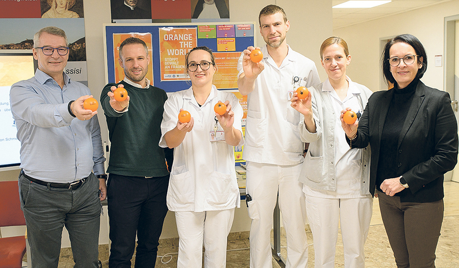 Mitglieder der Gewaltschutzgruppe  St. Josef und der Hausleitung zeigen orange Bälle, Symbole gegen Gewalt an Frauen.