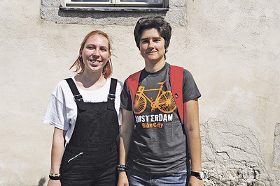 Annika (l.) aus Deutschland und Daria aus Russland in Hartheim  