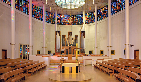 Die Bindermichlkirche in Linz: die Pfarrkirche Hl. Michael, Altarseite.   