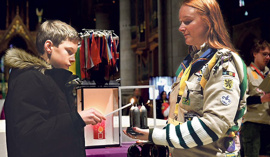 Das Friedenslichtkind Florian Mitter (links) aus Vorderweißenbach übergab das Friedenslicht an die einzelnen Pfadfinder-Delegationen.   