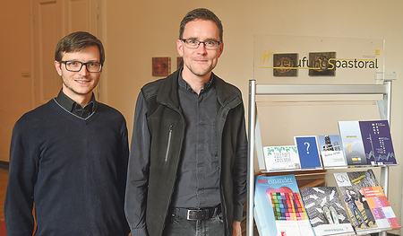 Regens Michael Münzner (rechts) und und Klaus Walchshofer leiten die Berufungspastoral der Diözese Linz. Sie werden von einem Team Ehrenamtlicher auch aus den Ordensgemeinschaften unterstützt. 