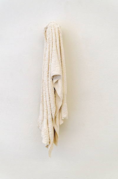 Aus Porzellan gefertigt, fängt die Installation von Maria Nalbantova einen Moment des Übergangs ein: sie zeigt eingefrorene Weichheit und Spuren der Fürsorge.  