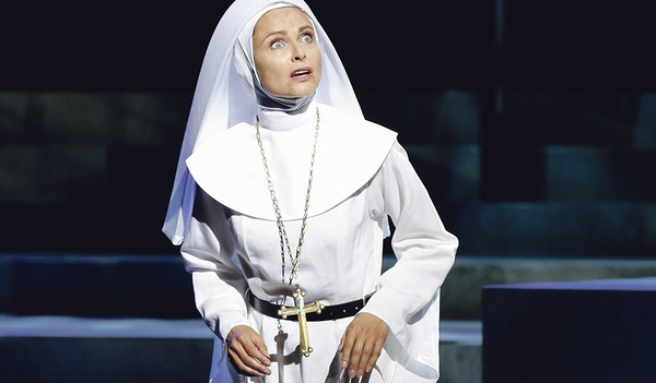 Sister Act im Musiktheater mit Daniela Dett als Mutter Oberin   